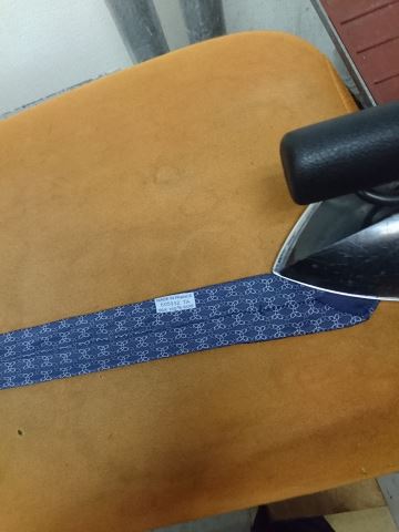 よれよれになったネクタイを直す