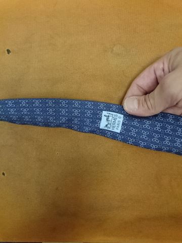 よれよれになったネクタイを直す