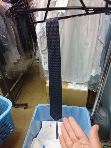 よれよれになったネクタイを直す