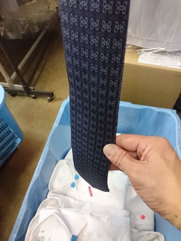 よれよれになったネクタイを直す