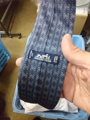 よれよれになったネクタイを直す