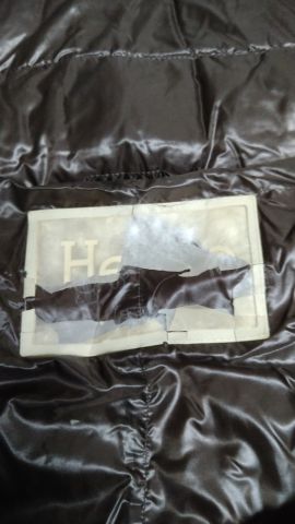 HERNO反轉版本標籤——白字透明底特寫