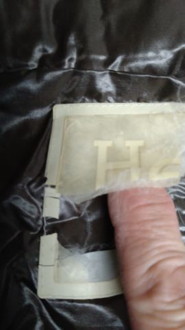 HERNO標籤修復前——材質缺損處特寫